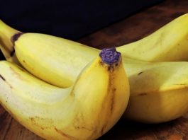 Медики рассказали о неожиданных свойствах банана и кому нельзя есть этот фрукт