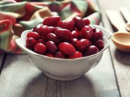 7 ягод кизила спасут ноги от вздутия вен и отечности, если съедать их вместе с косточками