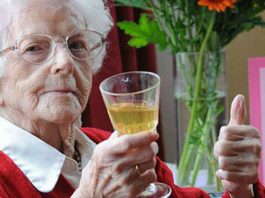 Алкоголь, лишние килограммы и кофе помогут вам дожить до 100 лет