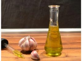 Как приготовить чесночное масло против ушной инфекции и болей в ушах